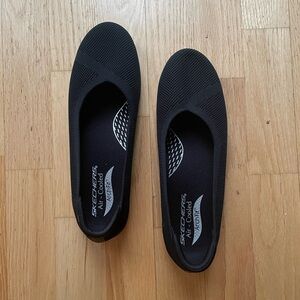 NEW Sketchers Women’s Arch Fit Cleo Sport Slip On Shoes